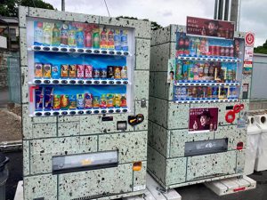 自動販売機にも大谷石！？